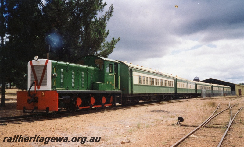 P03293
Ex TGR V class 5 in HVR ownership, Dwellingup, PN line, shunting carriages
