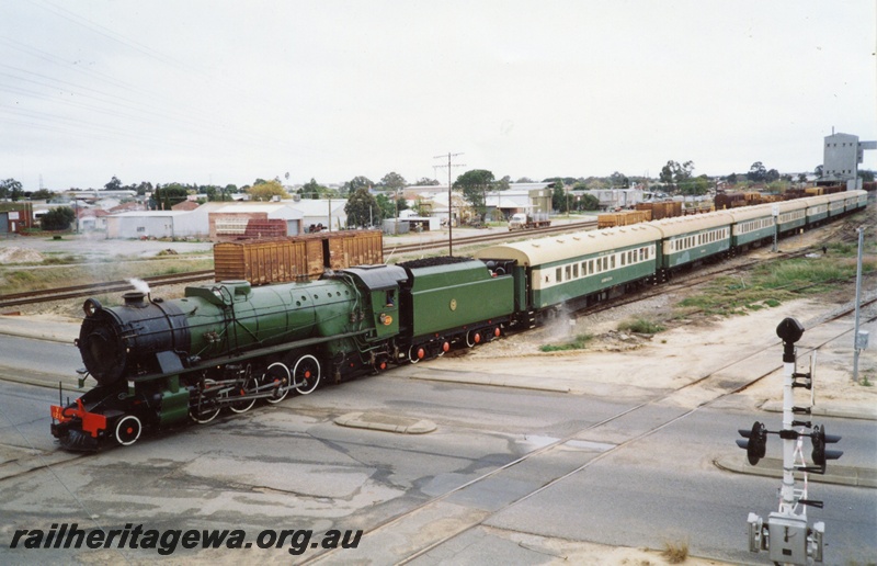 P03296
V class 1213, level crossing, boom gates, Robinson Road, Bellevue, HVR tour train
