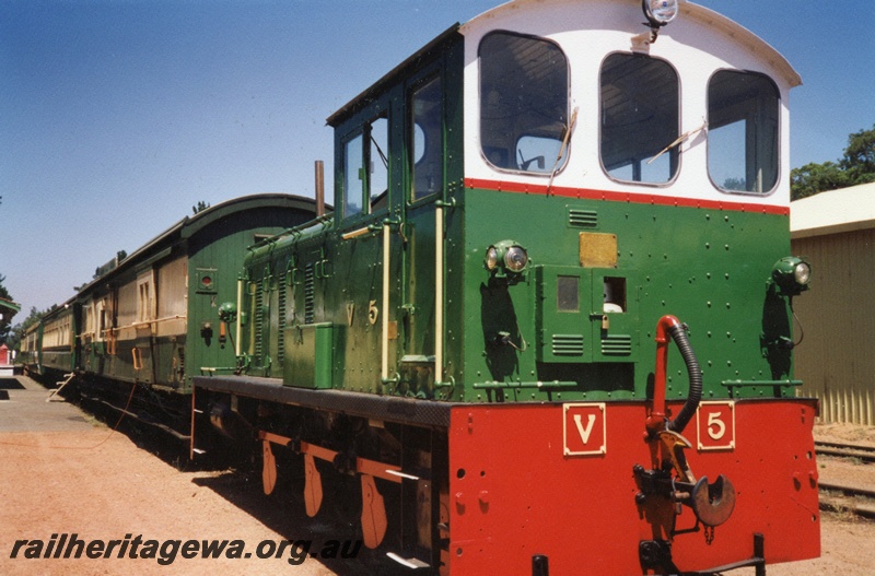 P03298
Ex TGR V class 5 in HVR ownership, Dwellingup, PN line, on the Etmilyn Dinner Train
