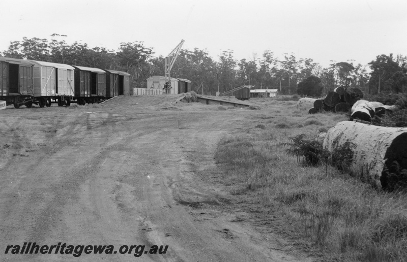 P03319
Loading platform, platform crane, Northcliffe, PP line, wagons in the siding
