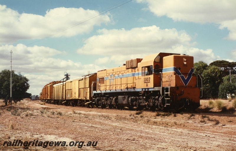 P03333
A class 1507 diesel locomotive on a goods train, shunting, side and front view, Out-of shed in the background Tincurrin, NKM line.
