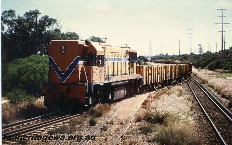 P03355
D class 1562 on fertiliser train on dual gauge line crossing the Alcoa narrow gauge main line, signals, front and side view.
