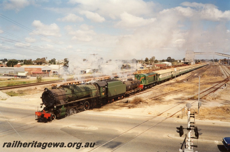 P03360
V class 1213, JHR class 54 ex Shell tank wagon, C class 1703, level crossing, Bellevue, HVR tour train.
