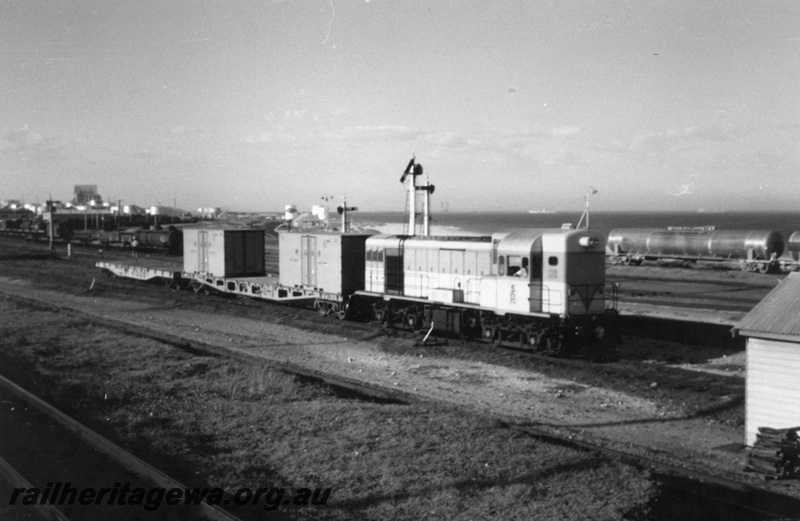 P03370
H class 5, WFX class flat wagon with two side door WAGR containers coupled to a WF class flat wagon, Leighton Yard, side and front view
