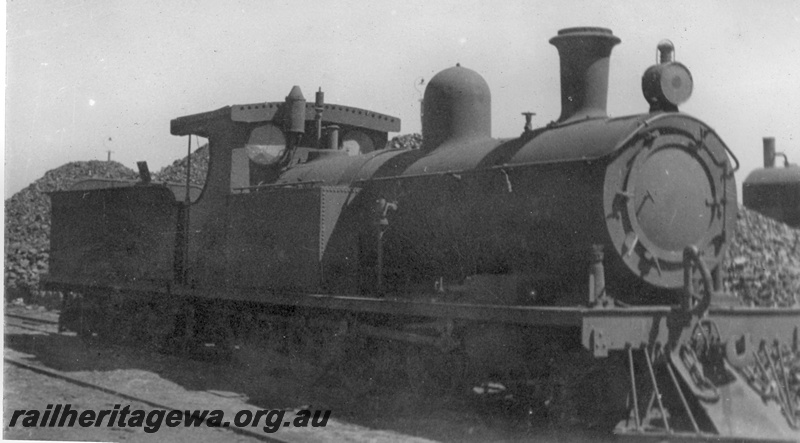 P03399
O class steam locomotive, side and front view.
