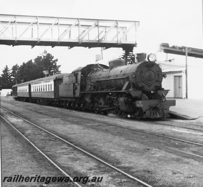 P03407
W class 916 steam locomotive, two AQZ first class sleeping carriages, brakevan, front and side view, footbridge, on ARHS tour, Collie, BN line.
