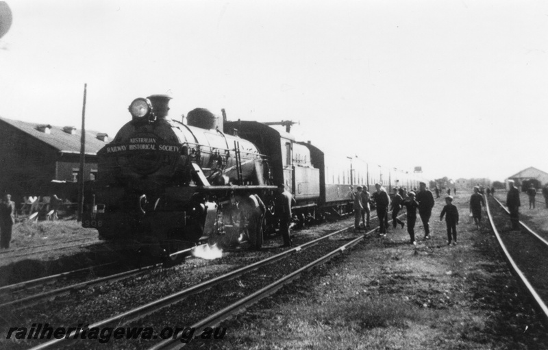 P03409
W class 908 steam locomotive and Australind set on ARHS South West Flyer tour, taking on water, front and side view, Pinjarra, SWR line.
