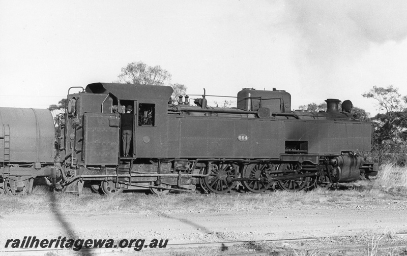 P03455
UT class 664 steam locomotive, side view, with part of a tanker, Watheroo, MR line.
