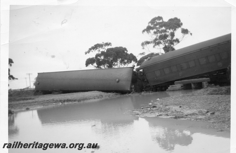 P03462
4 of 4, Derailed passenger train, No.84 express 