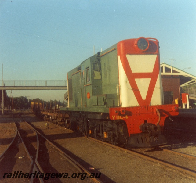 P03474
Y class 1104 diesel shunter, side and front view, shunting at Bassendean, points, cheese knob, footbridge, ER line.
