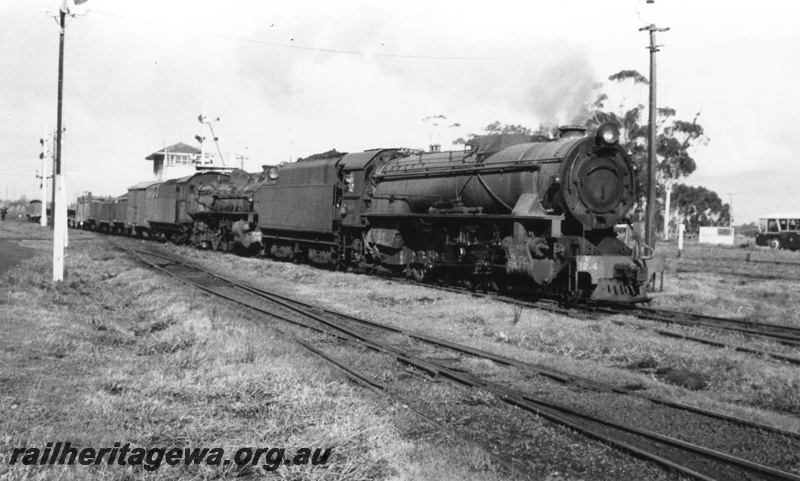 P03481
V class 1214 hauling PMR class 731 dead, yard lights, signal box, Brunswick Junction, SWR line, goods train bound for Collie
