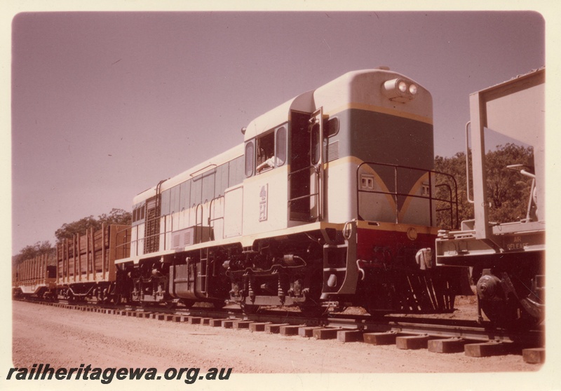 P03568
H class 4 standard gauge loco, on a construction train, side and front view.
