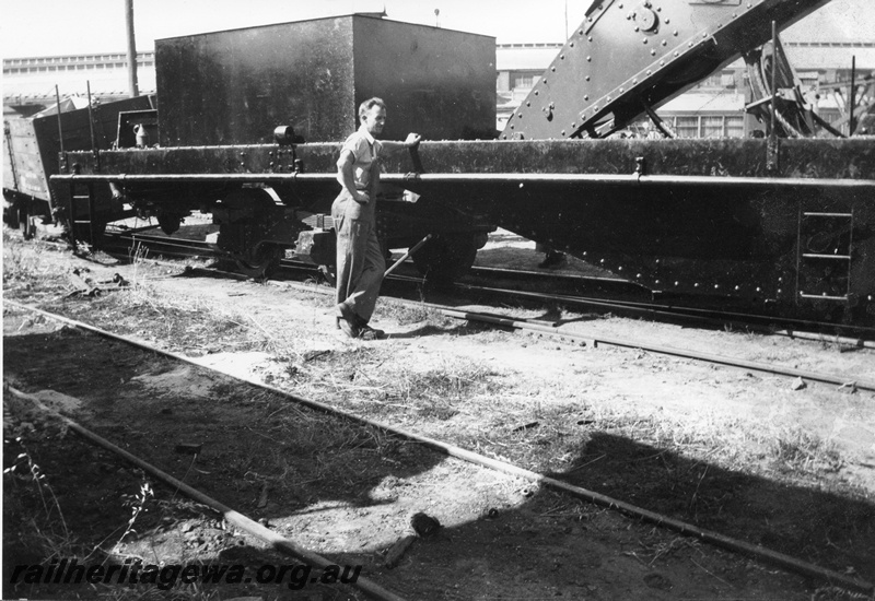 P03580
4 of 7 images of the Cowans Sheldon 60 ton breakdown crane No.31, view of the match truck
