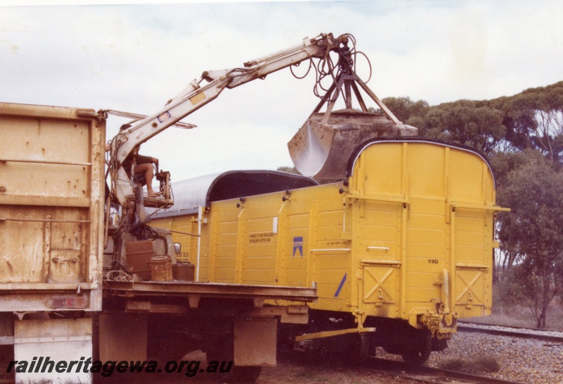 P03585
RCK class 23966, ex RCA class, with extended sides and ends with a corrugated iron sliding roof, fertilizer being unloaded by truck mounted bucket crane, side and end view, Moora, MR line
