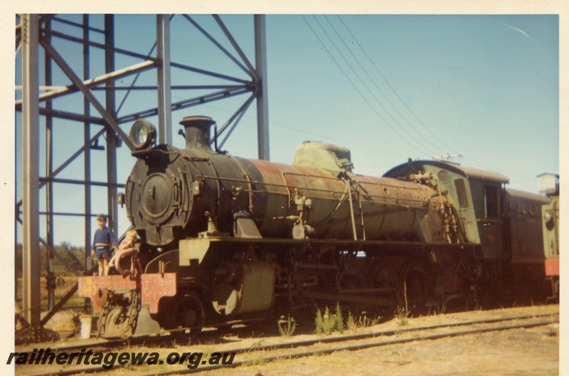 P03587
W class 947, in storage at Collie, BN line, front and side view.
