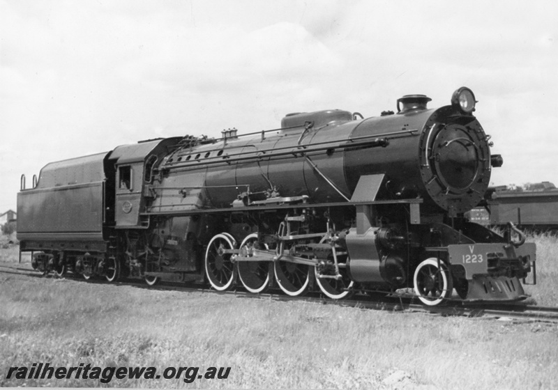 P03589
V class 1223, as new condition, side and front view
