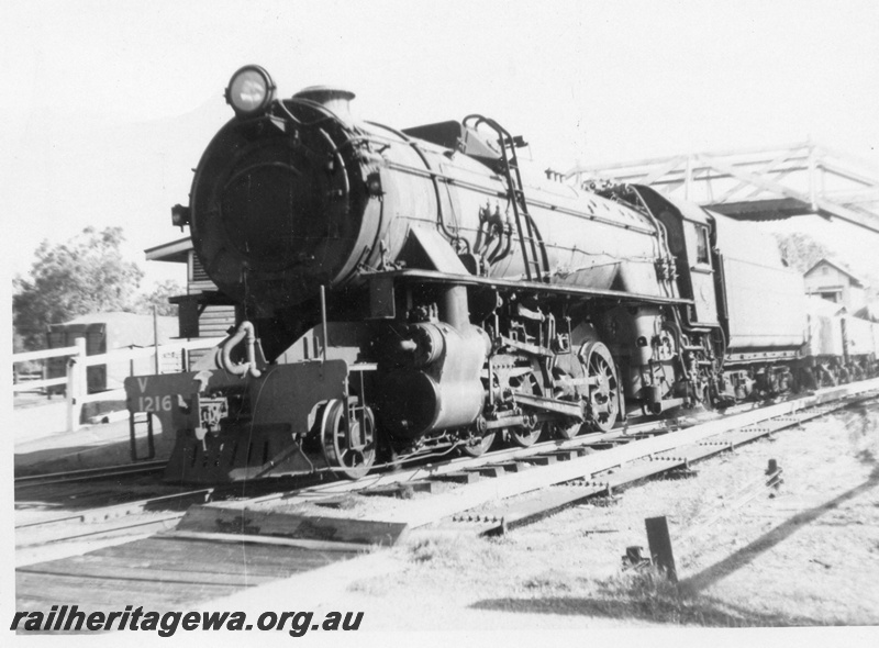 P03597
V class 1216 Loco pulling goods train at Chidlow Railway Station on down loop
