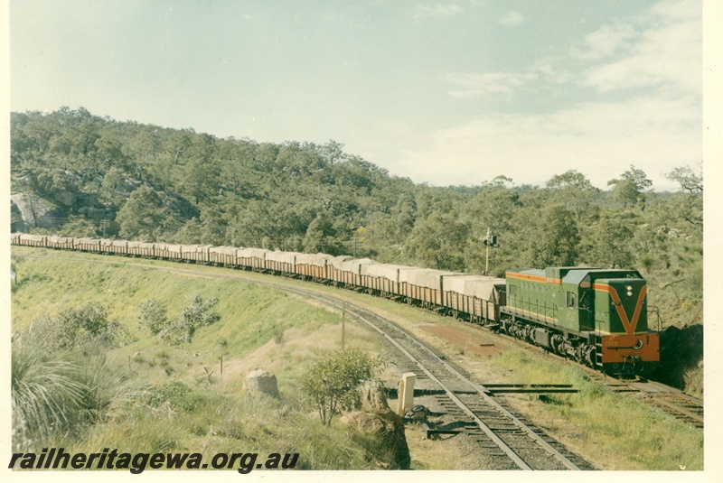 P03650
A class 1512 diesel locomotive on grain train, side and front view, passing a signal, Swan View, ER line.
