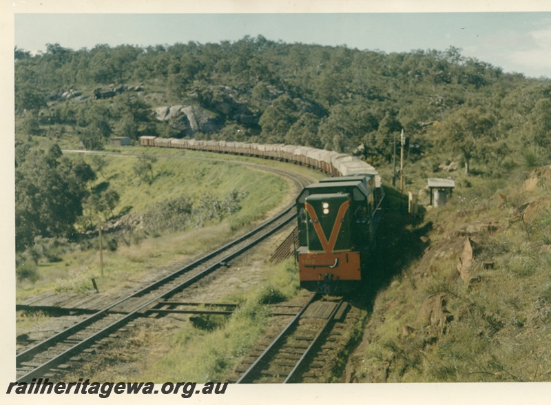 P03651
A class 1512 diesel locomotive on grain train, side and front view, passing a signal, just exiting the tunnel, Swan View, ER line.
