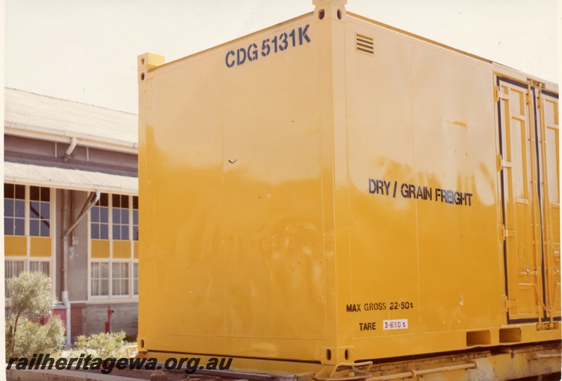 P03661
Westrail CDG 5131K,Dry Grain Freight Container, Front and side view on Narrow Gauge Wagon
