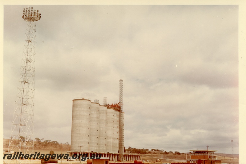 P03718
Wheat bins, light tower, Avon marshalling yards, near Northam, ER line
