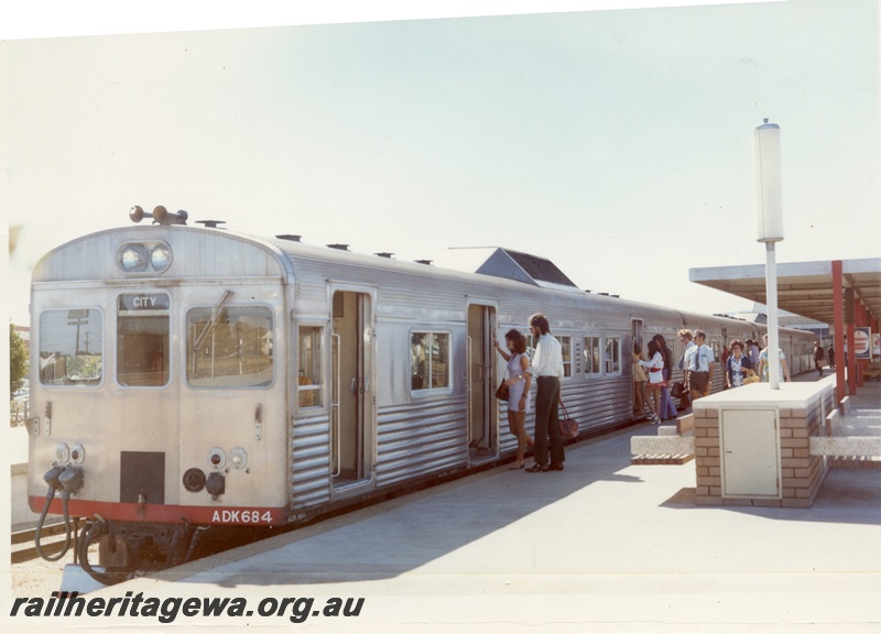 P03743
ADK class 684 diesel railcar set, front and side view, taking on passengers, passenger platform, Midland.
