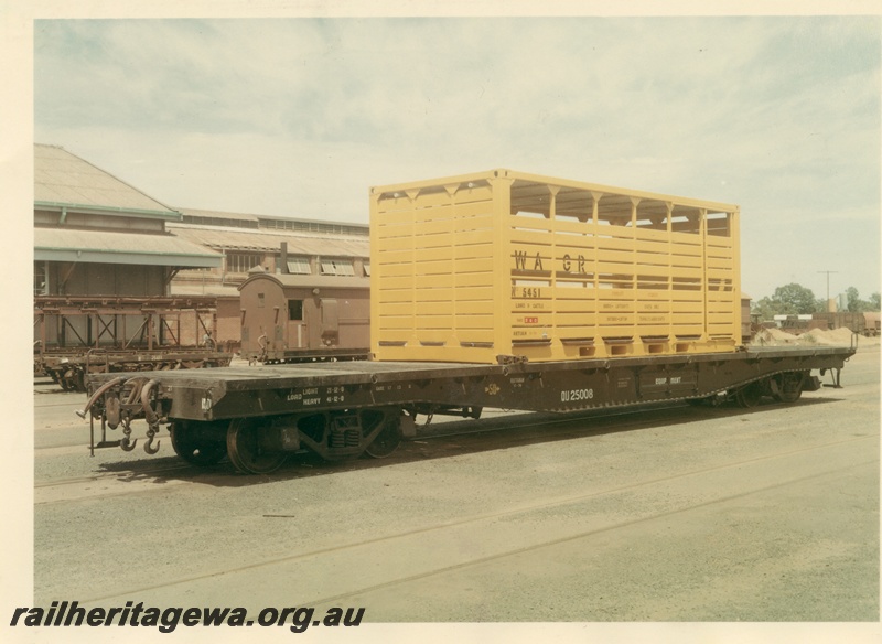 P03789
QU class 25008 flat top, with N class 5451 cattle container, end and side view
