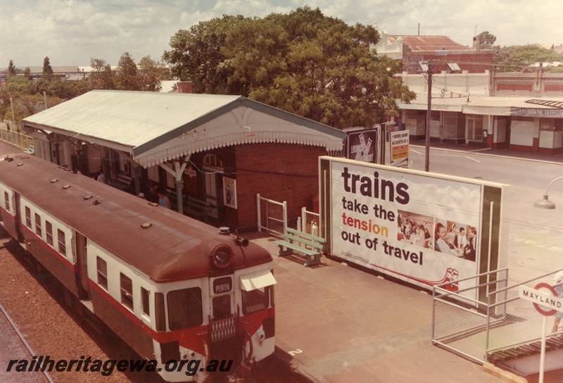 P03807
Suburban railcar, brown and white with red stripe, at Maylands station, ER line, view from overhead footbridge
