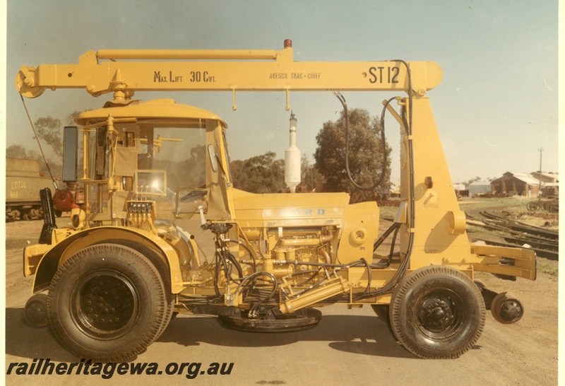 P03888
Aresco rail shunting tractor ST12, side view, in as new condition.
