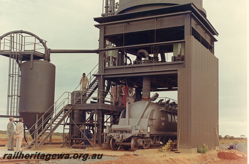 P03914
Nickel loading site. Malcolm, front on view of machinery
