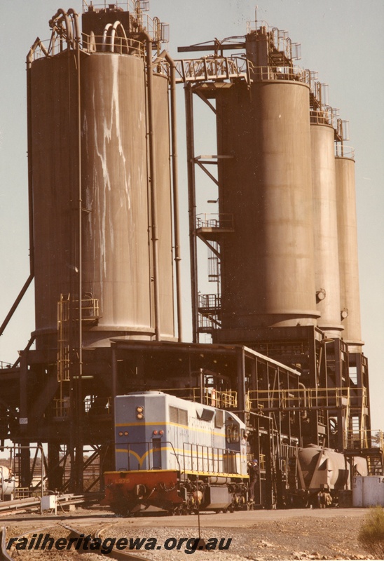 P03920
L class 275 blue with yellow chevron, loading nickel, red mine Kambalda. Front view
