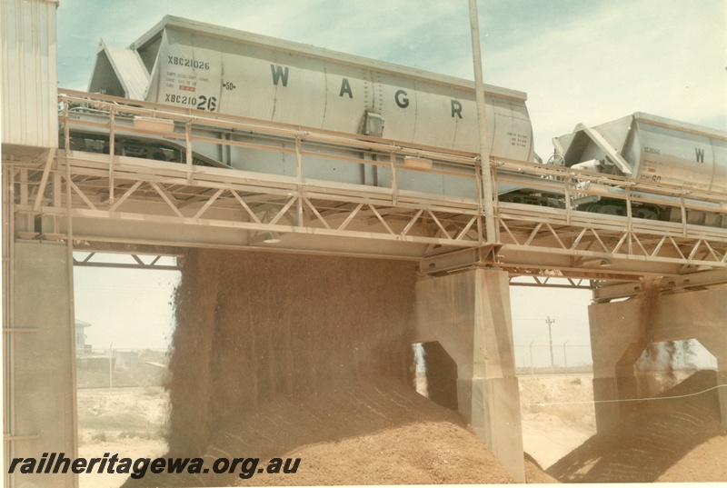 P03932
XBC class 21026 bauxite hopper unloading at Kwinana, side view. Same as P6786
