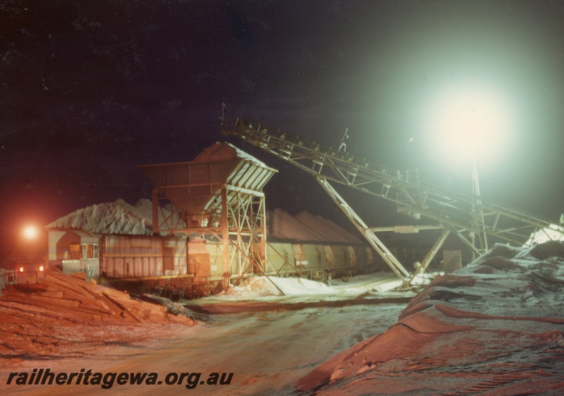 P03939
KA class 213 standard gauge diesel locomotive, hauling salt train, dark blue livery, night scene loading salt, Lake Lefroy.
