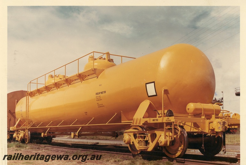 P03958
WST class 701 standard gauge fuel tanker in as new condition, side and end view.
