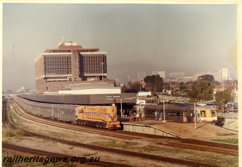 P03960
L class 256 standard gauge diesel locomotive in Westrail orange livery hauling the Indian Pacific, Prospector railcars in the dock, Perth Terminal.
