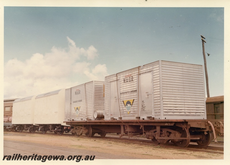 P04001
Flat top wagon, laden with two white WAGR refrigerated containers, side and end view
