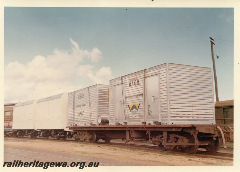 P04001
Flat top wagon, laden with two white WAGR refrigerated containers, side and end view
