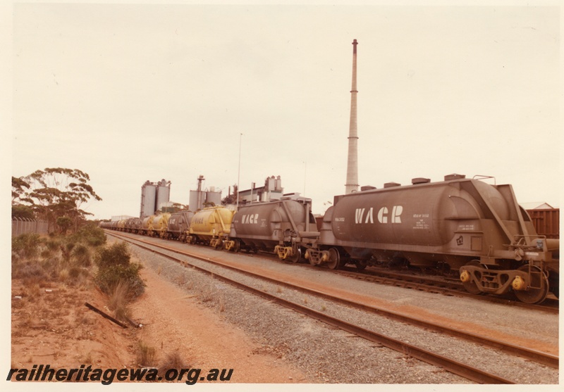 P04006
Rake of WNA class wagons, Hampton nickel refinery, side and end view
