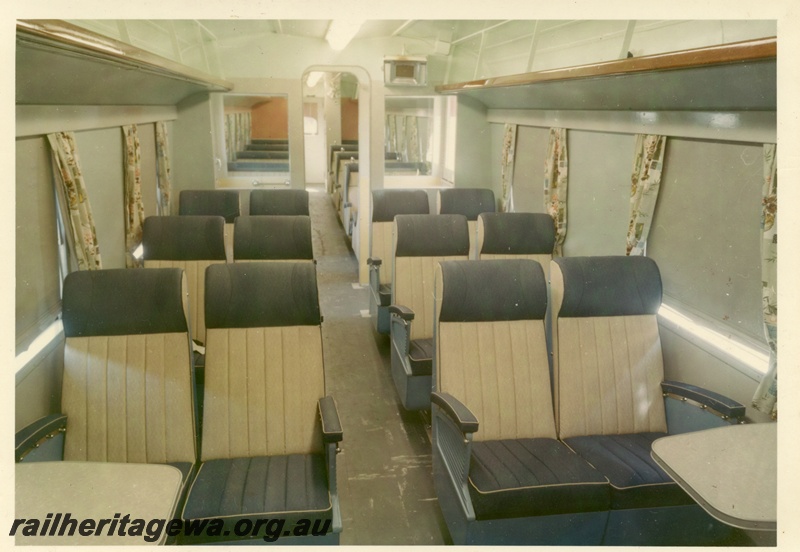 P04009
AYU class carriage, interior view, green colour scheme, fan, heater, tables, window treatments
