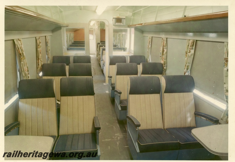 P04009
AYU class carriage, interior view, green colour scheme, fan, heater, tables, window treatments
