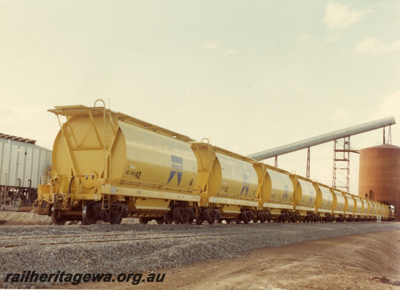 P04030
2 of 5 images, XE class wagons, loading with mineral sands, Eneabba, DE line
