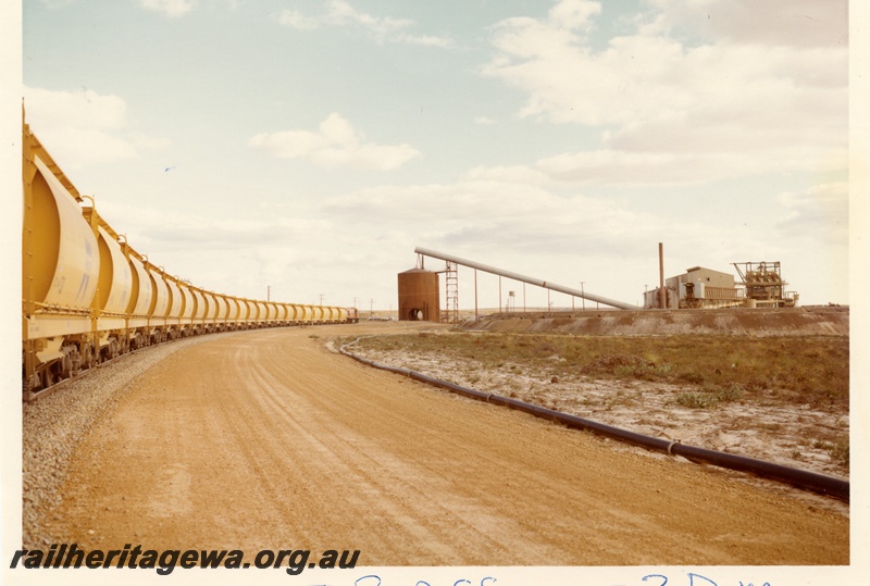 P04038
XE class wagons, mineral sands train loading, Eneabba, DE line
