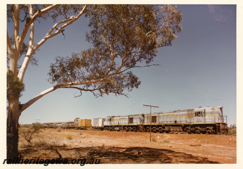 P04042
KA class 212 and KA class 211, light blue with yellow and dark blue stripe, double heading nickel train
