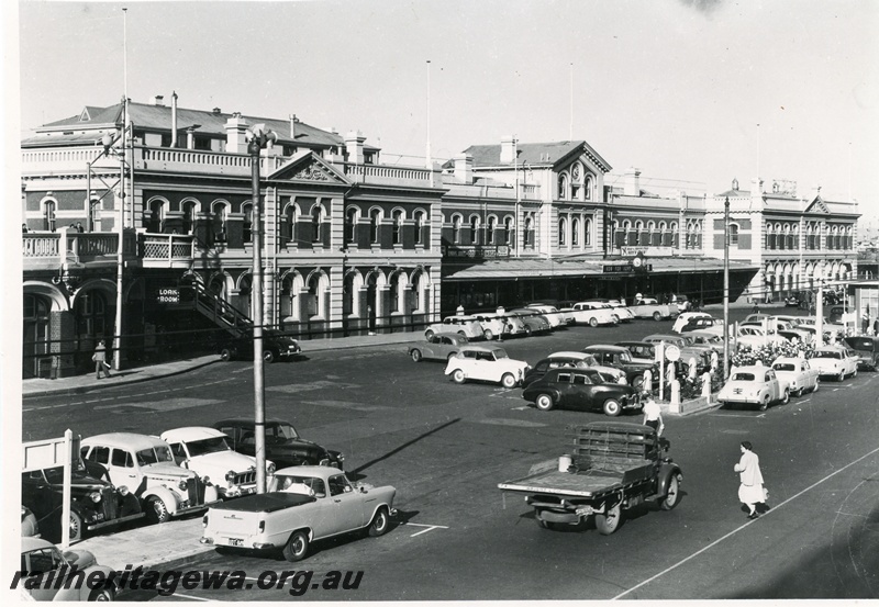 P04052
Faade of main station building, Perth station, carpark and pedestrian, ER line
