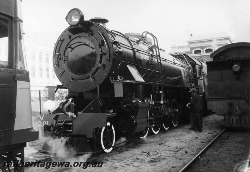 P04057
V class 1201, front and side view, D class 379, rear view, Perth station, ER line
