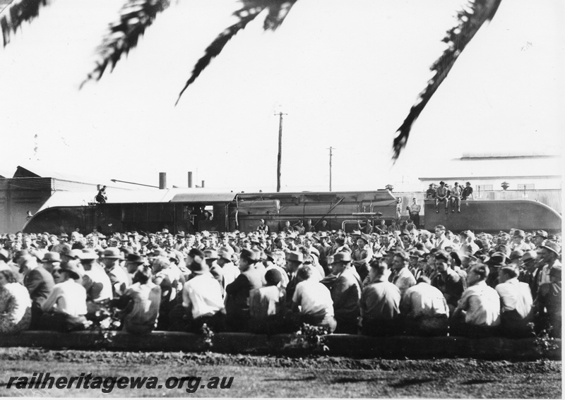 P04072
ASG class loco, Midland Workshops, handing over to CLTB, side view with large number of workers in foreground
