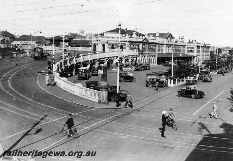 P04087
Horseshoe Bridge, Station Building, Perth, cars and pedestrians, policeman on point duty
