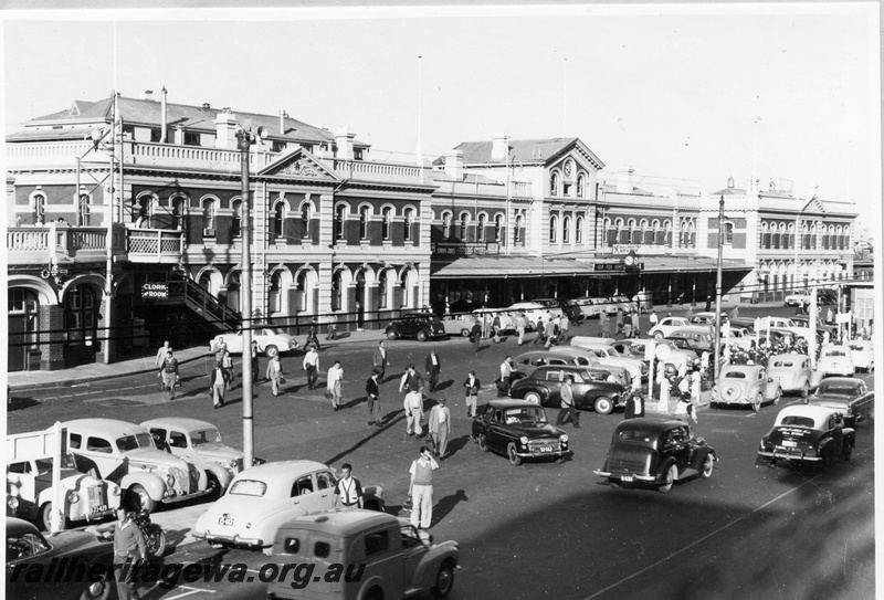 P04088
Perth Station, pedestrians and cars in carpark, a busy scene
