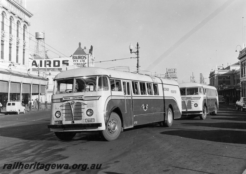 P04100
WAGR Railway Road Service road buses, Perth station, departing for Hopetoun and Narrogin
