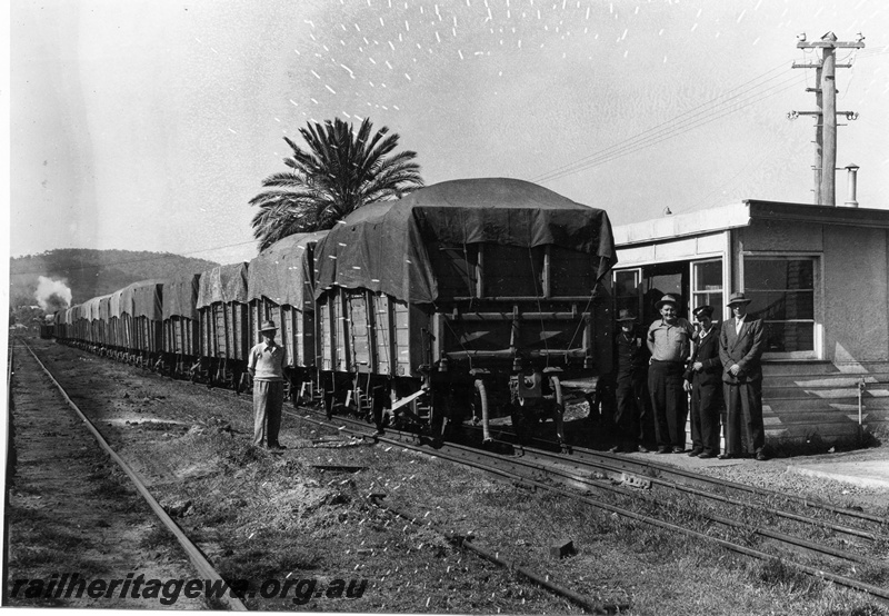 P04112
Tarpualin covered GH class wagons , weighbridge building, wagons about to be weighed.
